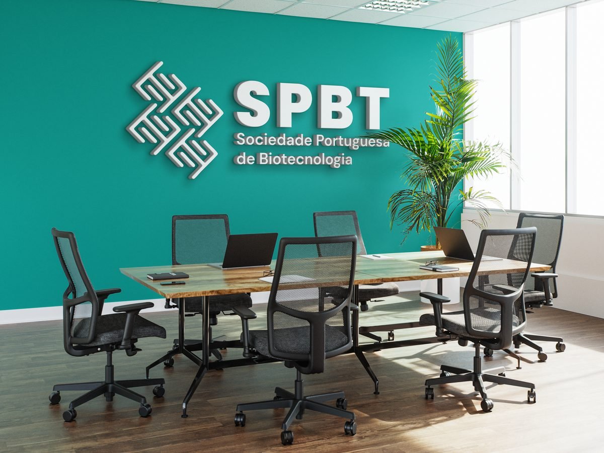 Logótipo da SPBT numa sala de reuniões